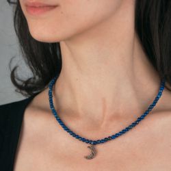 Collier de perles de lapis-lazuli avec lune de métal - Bleu